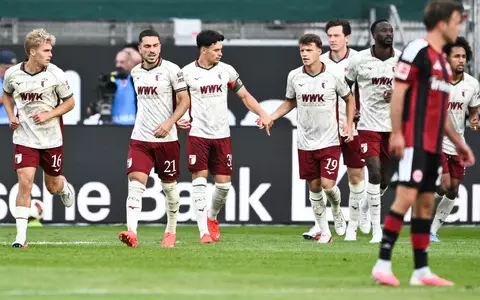 Der FC Augsburg bejubelte in Frankfurt den zweiten Saisonsieg. - Foto: Florian Wiegand/dpa