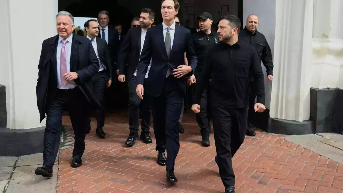 Erstmals sind die US-Unterhändler Witkoff und Kushner in Kiew. - Bild: Uncredited/Ukrainian Presidential Press Office via AP/dpa