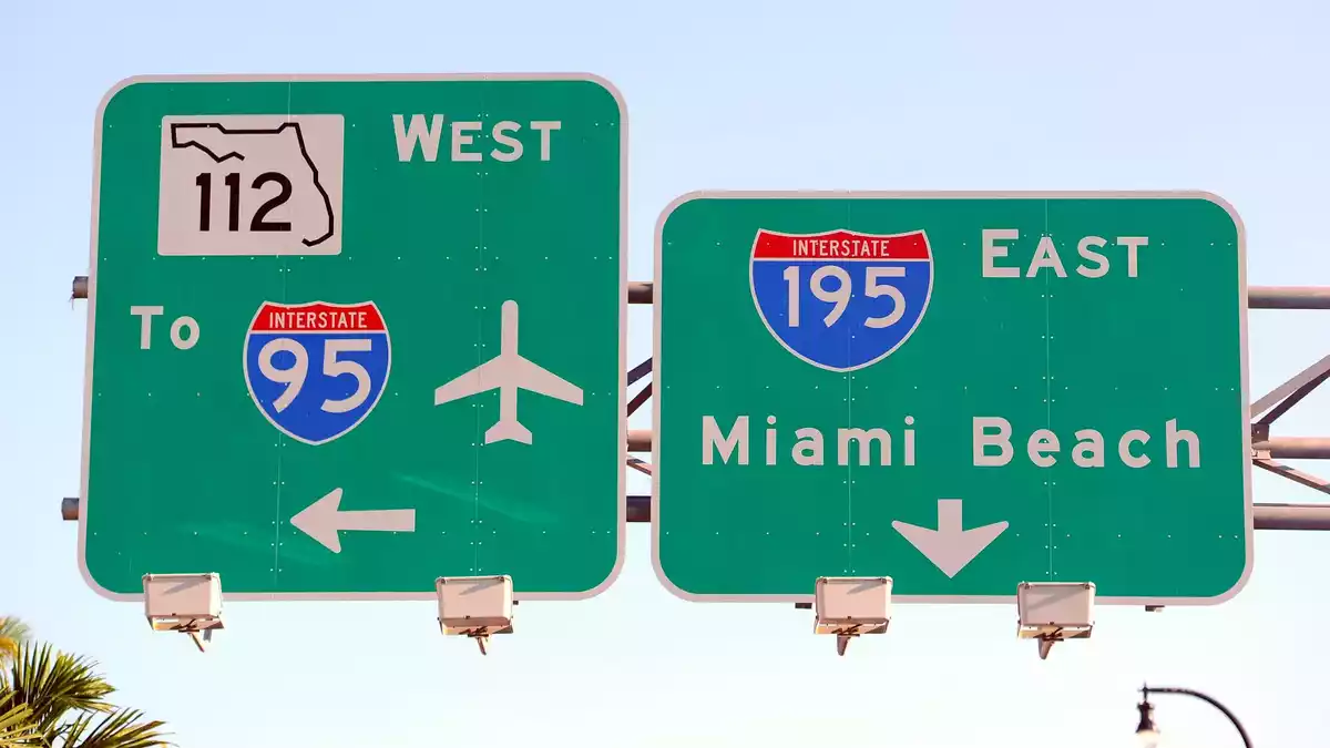 Am Flughafen in Miami kam es zu einem Unfall mit einem Frachtflugzeug. (Symbolbild) - Bild: Thomas Eisenhuth/dpa