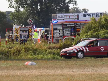 Bei einem Flugzeugabsturz sind zwei Menschen gestorben. - Foto: Rene Priebe/PR-Video/dpa