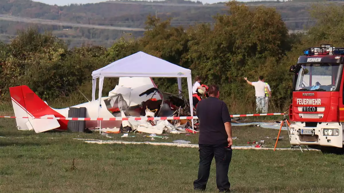 Bei dem Flugzeugabsturz im hessischen Viernheim sind zwei Männer gestorben, eine Frau und ein Kleinkind wurden schwerst verletzt. - Bild: Rene Priebe/PR-Video/dpa