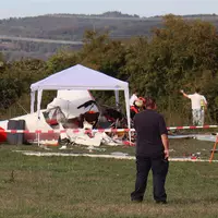 Bei dem Flugzeugabsturz im hessischen Viernheim sind zwei Männer gestorben, eine Frau und ein Kleinkind wurden schwerst verletzt. - Foto: Rene Priebe/PR-Video/dpa