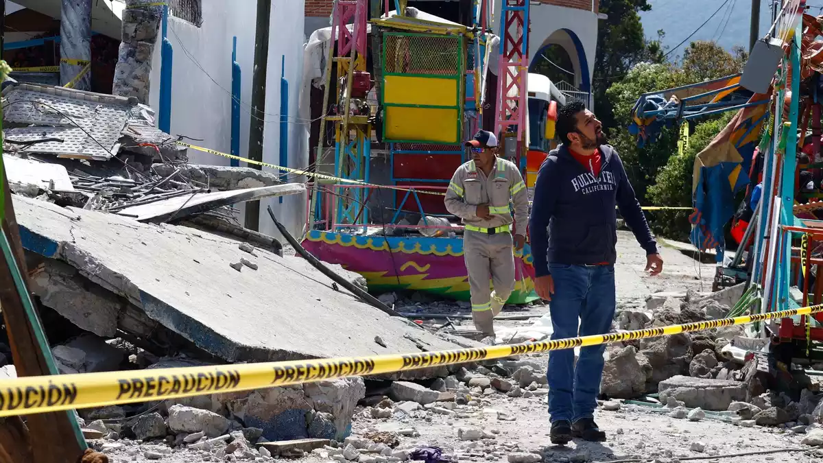 Feuerwehrleute untersuchten das durch eine Feuerwerksexplosion zerstörte Gebiet.  - Bild: Ramses Mercado/AP/dpa
