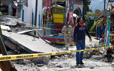 Feuerwehrleute untersuchten das durch eine Feuerwerksexplosion zerstörte Gebiet. - Foto: Ramses Mercado/AP/dpa