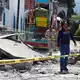 Feuerwehrleute untersuchten das durch eine Feuerwerksexplosion zerstörte Gebiet.  - Bild: Ramses Mercado/AP/dpa