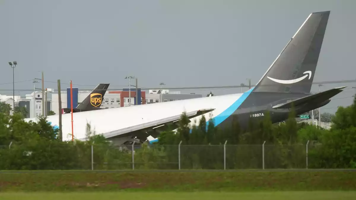 Auf dem Flughafen in Miami kam es zu einem Unfall.  - Bild: Lynne Sladky/AP/dpa