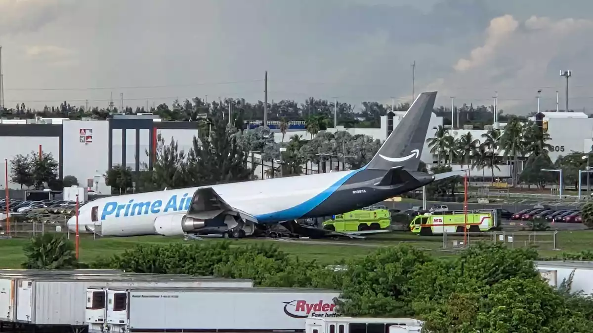 Auf dem Flughafen in Miami kam es zu einem Unfall.  - Bild: David Fischer/AP/dpa
