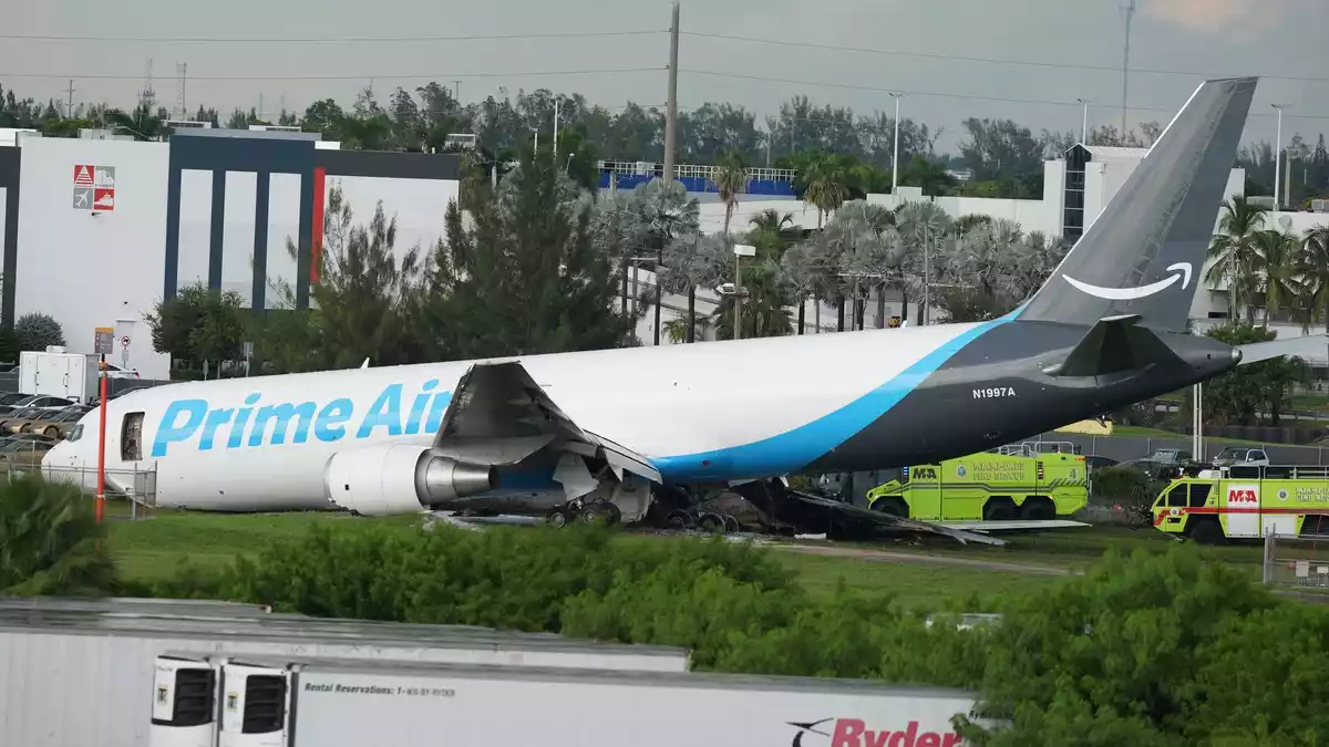 Unfall am Flughafen Miami. - Bild: Lynne Sladky/AP/dpa