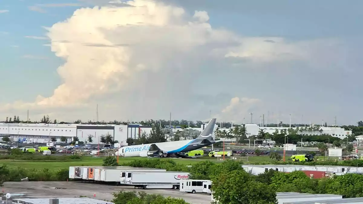 Der Flugverkehr wurde gesperrt. - Bild: David Fischer/AP/dpa