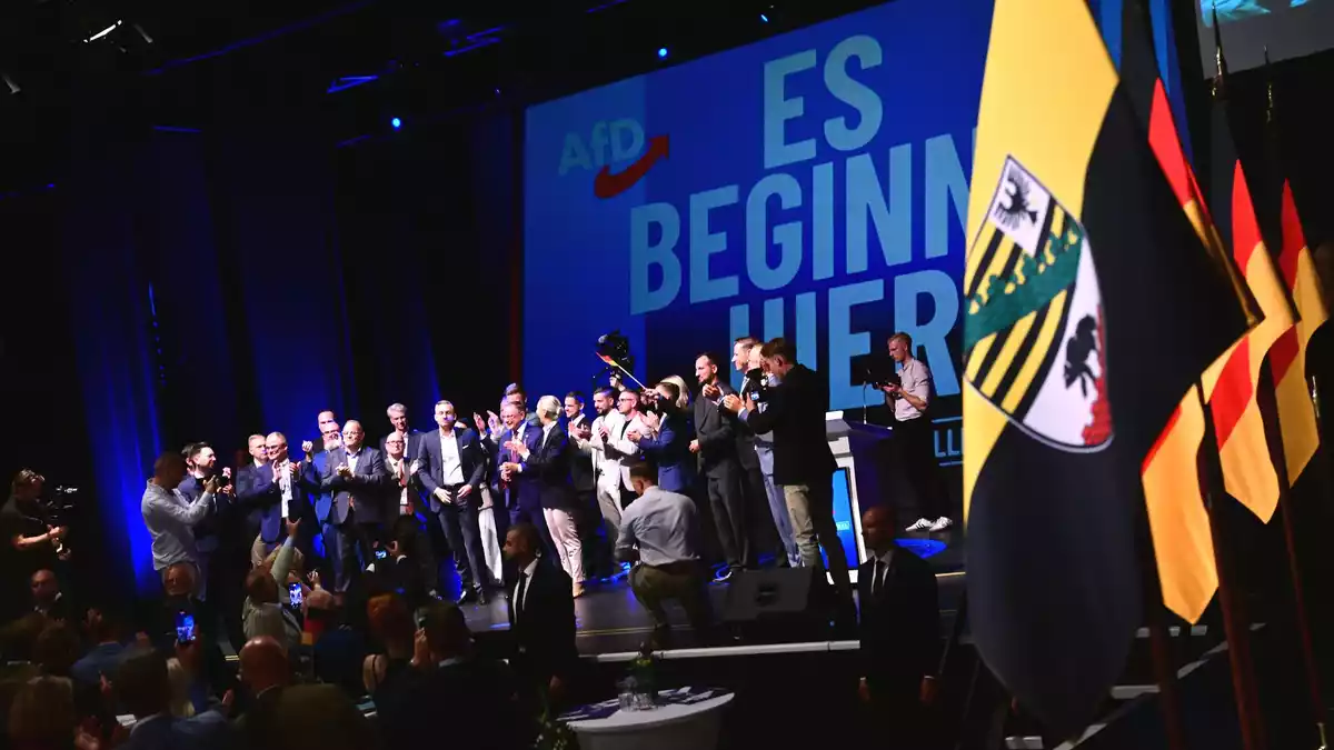 Die AfD feiert am Wahlabend. - Bild: Sebastian Gollnow/dpa