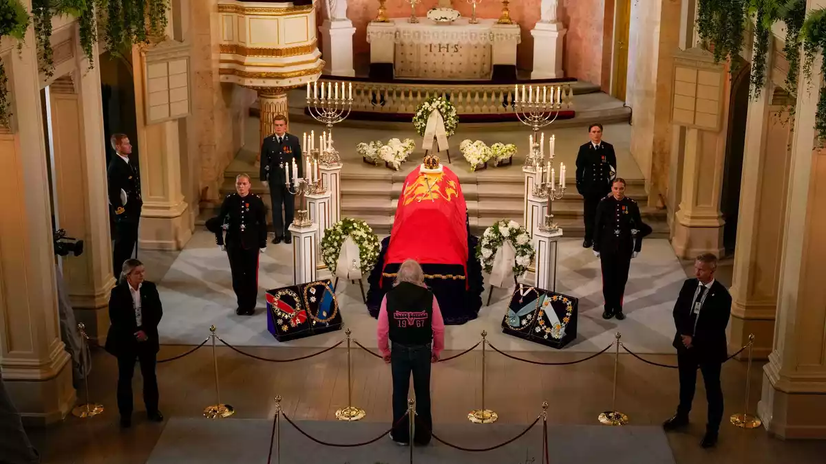 Viele Norwegerinnen und Norweger wollen sich am Sarg von König Harald V. verabschieden. Bis zum Tag vor dessen Begräbnis können sie das in der Schlosskapelle tun.  - Bild: Fredrik Varfjell/NTB/dpa