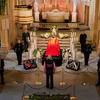 Viele Norwegerinnen und Norweger wollen sich am Sarg von König Harald V. verabschieden. Bis zum Tag vor dessen Begräbnis können sie das in der Schlosskapelle tun.  - Foto: Fredrik Varfjell/NTB/dpa