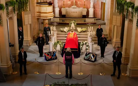 Viele Norwegerinnen und Norweger wollen sich am Sarg von König Harald V. verabschieden. Bis zum Tag vor dessen Begräbnis können sie das in der Schlosskapelle tun.  - Foto: Fredrik Varfjell/NTB/dpa