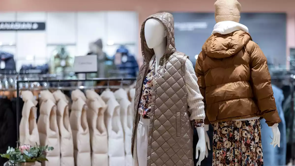 Sind Verkäufer künftig Mangelware in Geschäften? Gerade im Modehandel sind sie aus Sicht von Branchenexperten nach wie vor besonders wichtig. (Symbolbild) - Bild: Daniel Karmann/dpa