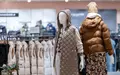 Sind Verkäufer künftig Mangelware in Geschäften? Gerade im Modehandel sind sie aus Sicht von Branchenexperten nach wie vor besonders wichtig. (Symbolbild) - Foto: Daniel Karmann/dpa
