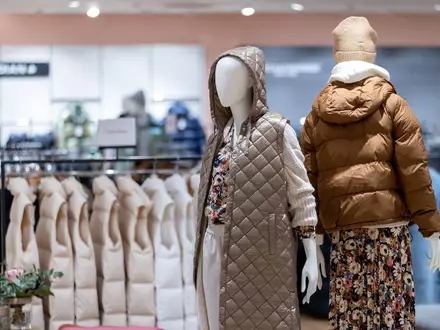 Sind Verkäufer künftig Mangelware in Geschäften? Gerade im Modehandel sind sie aus Sicht von Branchenexperten nach wie vor besonders wichtig. (Symbolbild) - Foto: Daniel Karmann/dpa