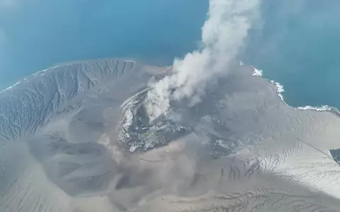 Auf einem Drohnenfoto ist zu sehen, wie der Anak Krakatau Aschewolken ausstößt. - Foto: --/PVMBG via XinHua/dpa