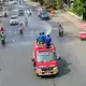 Die Feuerwehr spritzt Wasser auf die Straßen, um die Staubbelastung zu verringern.  - Bild: Wauntara/AP/dpa