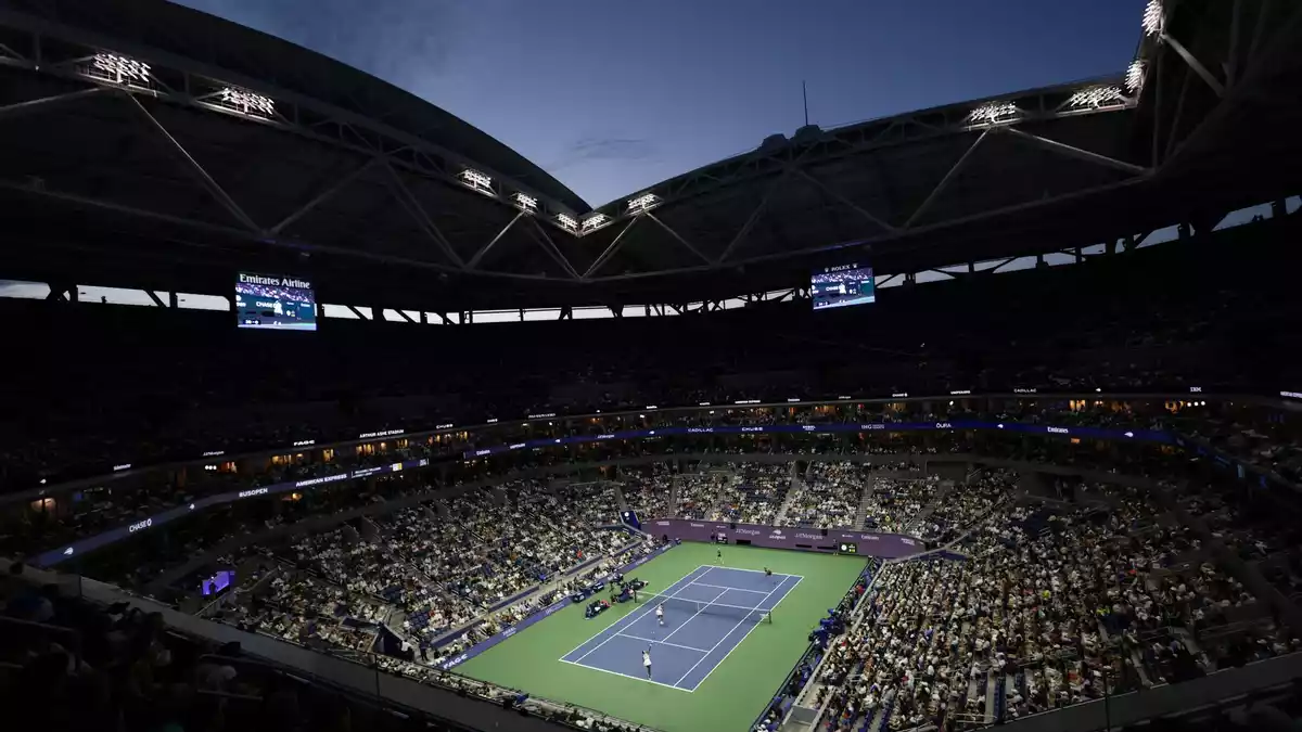 Ganz besondere Atmosphäre im Arthur Ashe Stadium. - Bild: Adam Hunger/AP/dpa