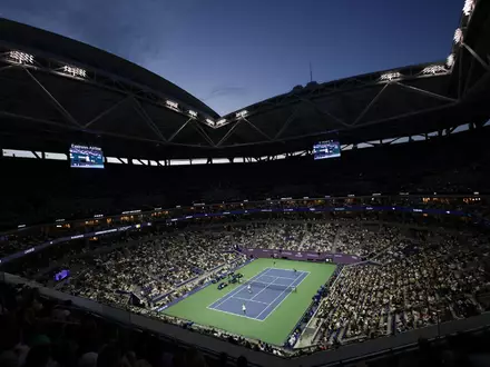 Ganz besondere Atmosphäre im Arthur Ashe Stadium. - Foto: Adam Hunger/AP/dpa