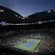 Ganz besondere Atmosphäre im Arthur Ashe Stadium. - Bild: Adam Hunger/AP/dpa