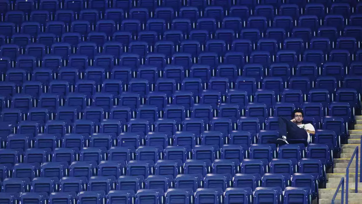 Auf der Tribüne kann es am frühen Morgen schon einmal einsam werden. - Bild: Adam Hunger/FR110666 AP/AP/dpa