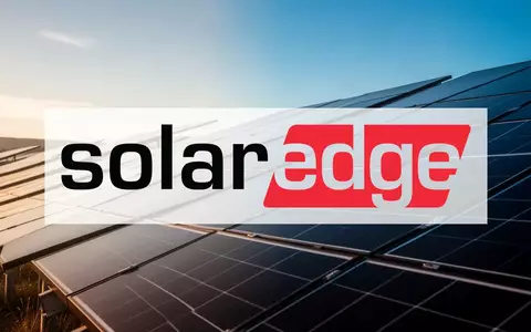 Moderne Solarpaneele in einer weitläufigen Anlage bei Sonnenaufgang, die den Fokus auf erneuerbare Energien symbolisieren. - Foto: über boerse-global.de