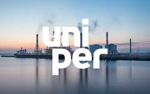 Moderne Industrieanlagen an einem Hafen bei Sonnenaufgang als Symbol für den Ausbau der Wasserstoffinfrastruktur. - Foto: über boerse-global.de