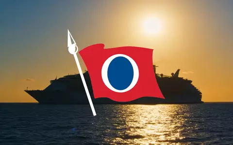 Silhouette eines Kreuzfahrtschiffes auf dem offenen Meer bei Sonnenuntergang. - Foto: über boerse-global.de