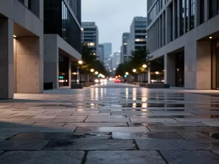 Eine menschenleere, modern gestaltete städtische Platzanlage bei Dämmerung mit Fokus auf Architektur und Lichtstimmung. - Foto: über boerse-global.de