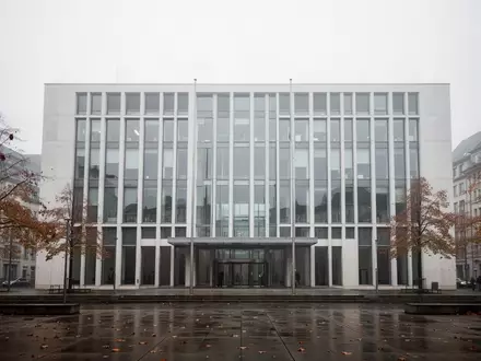 Moderne Fassade eines öffentlichen Verwaltungsgebäudes an einem grauen Herbsttag. - Foto: über boerse-global.de