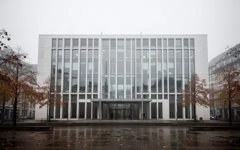 Moderne Fassade eines öffentlichen Verwaltungsgebäudes an einem grauen Herbsttag. - Foto: über boerse-global.de