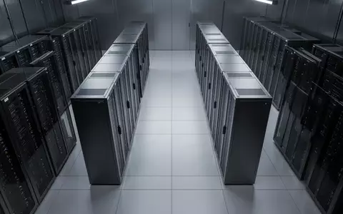 Reihen von dunklen Server-Racks in einem minimalistischen, modern beleuchteten Rechenzentrum. - Foto: über boerse-global.de