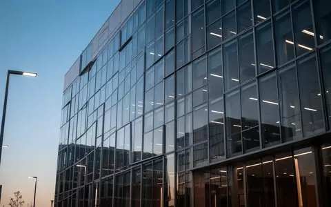 Moderne Glas- und Stahlfassade eines Finanzgebäudes in der Abenddämmerung. - Foto: über boerse-global.de