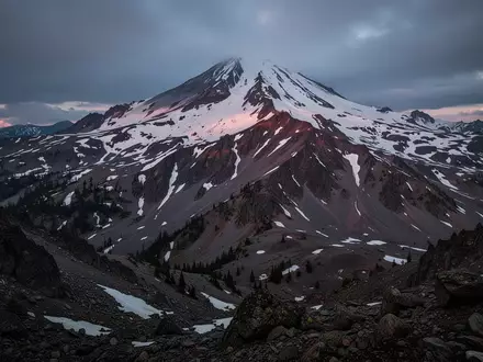 Die raue, schneebedeckte Berglandschaft des Mount Shasta unter einem dramatischen Abendhimmel. - Foto: über boerse-global.de