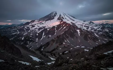 Die raue, schneebedeckte Berglandschaft des Mount Shasta unter einem dramatischen Abendhimmel. - Foto: über boerse-global.de