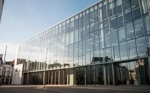 Moderne Glasfassade eines Bürogebäudes bei Tageslicht in Brüssel. - Foto: über boerse-global.de