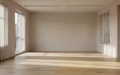 Ein heller, minimalistischer Bewegungsraum mit Holzboden und natürlichem Tageslicht. - Foto: über boerse-global.de