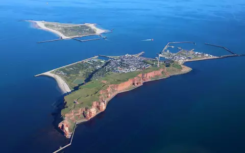 Rund um Helgoland war die Nordsee in diesem Sommer besonders warm, haben Messungen von Experten ergeben. (Archivbild) - Foto: Stefan Rampfel/dpa
