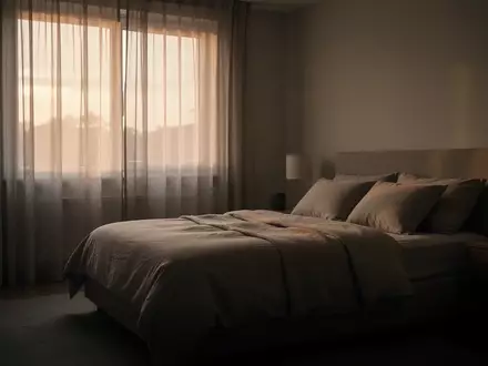 Ein ruhig gestaltetes Schlafzimmer im sanften Licht der Morgendämmerung, das eine Atmosphäre der Ruhe und Erholung vermittelt. - Foto: über boerse-global.de