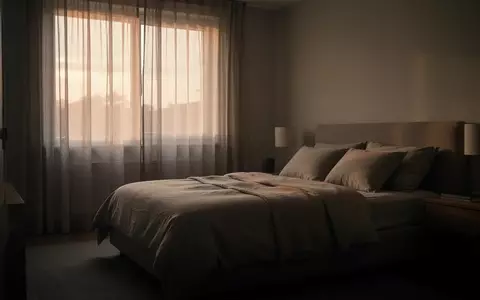 Ein ruhig gestaltetes Schlafzimmer im sanften Licht der Morgendämmerung, das eine Atmosphäre der Ruhe und Erholung vermittelt. - Foto: über boerse-global.de