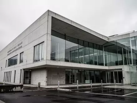 Moderne Architektur eines neuseeländischen Regierungsgebäudes bei bewölktem Himmel. - Foto: über boerse-global.de