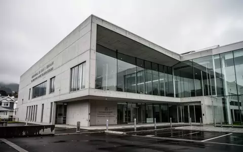 Moderne Architektur eines neuseeländischen Regierungsgebäudes bei bewölktem Himmel. - Foto: über boerse-global.de