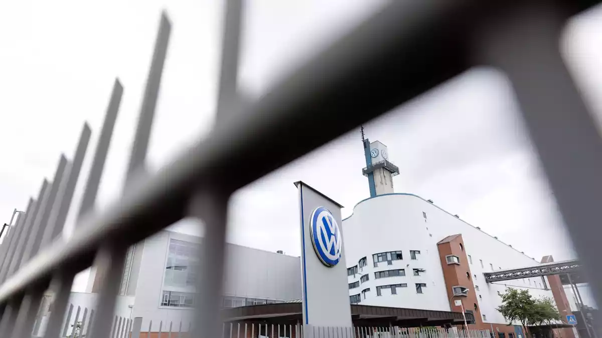 Soll zu einem Kompetenzzentrum für Sicherheits- und Verteidigungslösungen weiterentwickelt werden: Das VW-Werk in Osnabrück. (Archivbild) - Bild: David Ebener/dpa