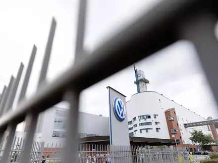 Soll zu einem Kompetenzzentrum für Sicherheits- und Verteidigungslösungen weiterentwickelt werden: Das VW-Werk in Osnabrück. (Archivbild) - Foto: David Ebener/dpa