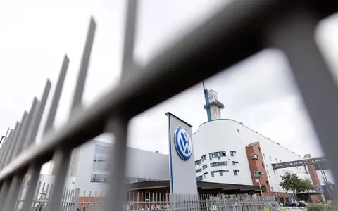 Soll zu einem Kompetenzzentrum für Sicherheits- und Verteidigungslösungen weiterentwickelt werden: Das VW-Werk in Osnabrück. (Archivbild) - Foto: David Ebener/dpa
