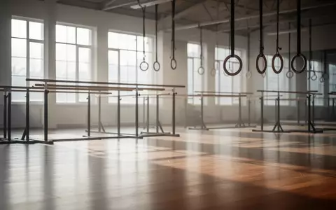 Ein minimalistisch eingerichteter, leerer Fitnessraum mit hellem Holzboden und einfallendem Tageslicht, der eine ruhige und präventive Trainingsumgebung vermittelt. - Foto: über boerse-global.de