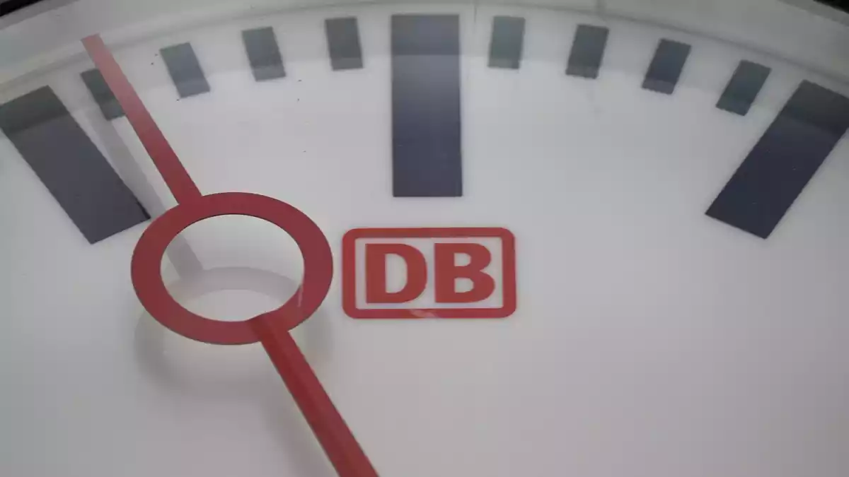 Die Deutsche Bahn konnte sich bei der Pünktlichkeit im August nur leicht verbessern. (Archivbild) - Bild: Robert Michael/dpa