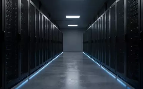 Ein dunkler, minimalistischer Serverraum mit schlichten, unbeschrifteten Serverschränken in einer kühlen Lichtstimmung. - Foto: über boerse-global.de