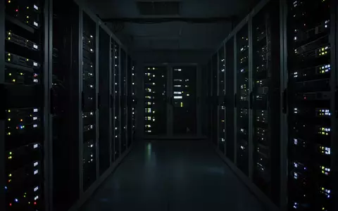 Dunkler Serverraum mit blinkenden Status-LEDs an Rack-Systemen als Symbol für IT-Sicherheit und Netzwerkinfrastruktur. - Foto: über boerse-global.de
